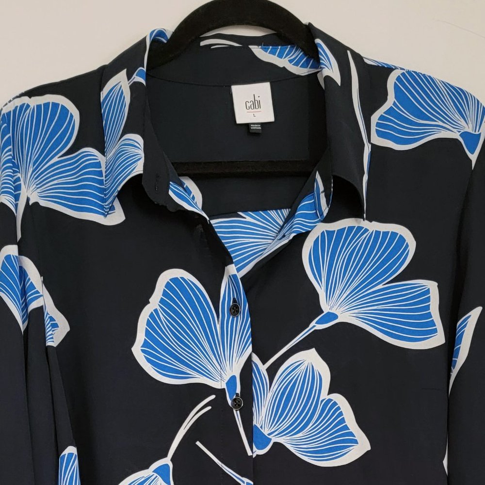 Cabi Spring 2022 Regal Blouse #6080, dark navy with floral pattern, size L
